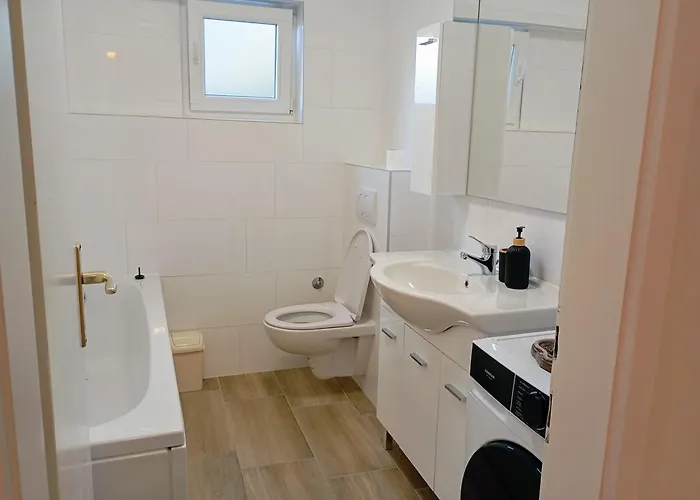 Sunny With 3 Bedrooms 아파트 트로기르